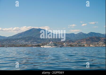 méga yacht amarré en face de marbella's shore, malaga. Espagne. À puerto banus Banque D'Images