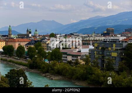 Blick vom Mariahilfpark auf die romantische Altstadt von Innsbruck Banque D'Images