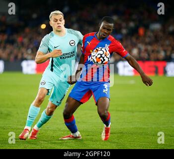 LONDRES, Royaume-Uni, SEPTEMBRE 27 : Leandro Trossard de L-R Brighton & Hove Albion détient Marc Cucurella de Crystal Palace pendant le pari de la Premier League Banque D'Images