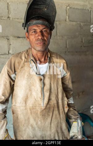 Portrait d'un soudeur latin portant un masque dans l'atelier Banque D'Images