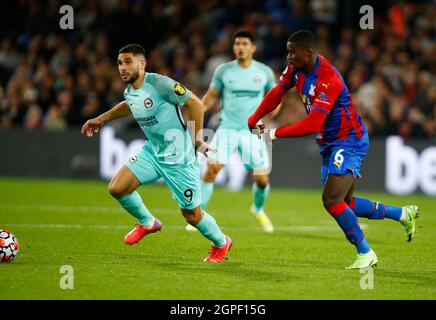 LONDRES, Royaume-Uni, 27 SEPTEMBRE : de L à R Brighton & Hove Albion, Neal Maupay, et Marc Guehi, du Crystal Palace, lors de la première ligue entre Crystal P Banque D'Images