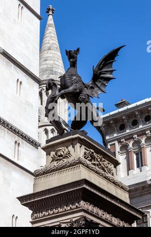 Temple Bar Memorial la limite d'entrée de la ville de Londres Angleterre Royaume-Uni avec un dragon (griffin) sculpture créée en 1849 sur le dessus et est un t populaire Banque D'Images