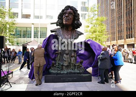 La famille de Betty Campbell, première chef-d'œuvre noire du pays de Galles, dévoile une statue d'elle sur Central Square, Cardiff. Date de la photo: Mercredi 29 septembre 2021. Banque D'Images