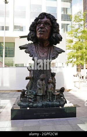 Une statue de Betty Campbell, premier chef-enseignant noir du pays de Galles, est dévoilée à Central Square, Cardiff. Date de la photo: Mercredi 29 septembre 2021. Banque D'Images