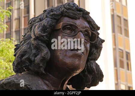 La statue de Betty Campbell, premier chef-enseignant noir du pays de Galles, a été dévoilée à Central Square, Cardiff. Date de la photo: Mercredi 29 septembre 2021. Banque D'Images