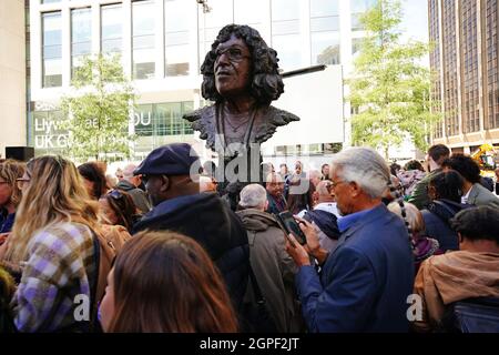 Personnes à l'inauguration de la statue de Betty Campbell, premier chef-enseignant noir du pays de Galles, à Central Square, Cardiff. Date de la photo: Mercredi 29 septembre 2021. Banque D'Images