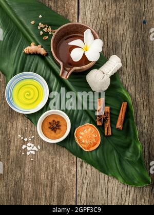 Feuilles vert avec la nature ingrédients spa,curcuma,herbal compress ball bael indien ,la cannelle en poudre, des bâtons de cannelle, huile aromatique de l'anis étoilé, un Banque D'Images