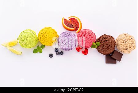 Divers de crème glacée saveur de bleuets ,balle ,lime ,pistache ,amandes chocolat et vanille, orange isoler sur fond blanc . Menu d'été et douce Banque D'Images