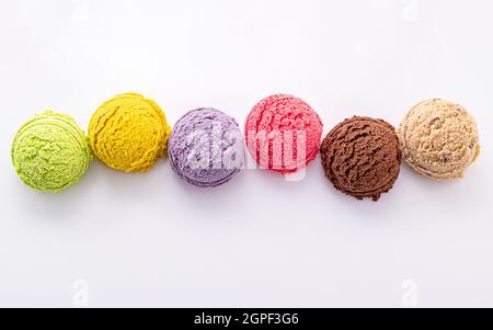 Divers de crème glacée saveur de bleuets ,balle ,lime ,pistache ,amandes chocolat et vanille, orange isoler sur fond blanc . Menu d'été et douce Banque D'Images