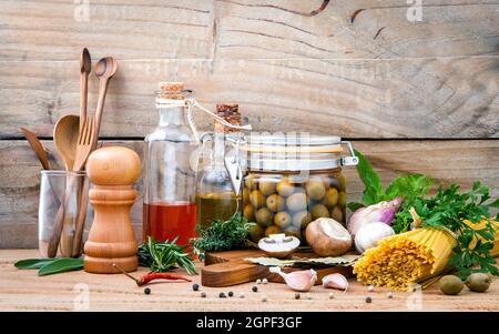 La cuisine italienne, les pâtes aux légumes concept aromatisée d'huile d'olive et huile de sésame avec de l'herbe de thym ,romarin épices aneth,sage,persil,et champignon mushroo Banque D'Images