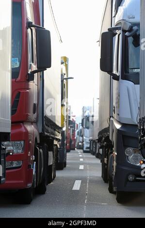 Allemagne, Helmstedt, camions dans l'embouteillage sur Autobahn A2 Banque D'Images