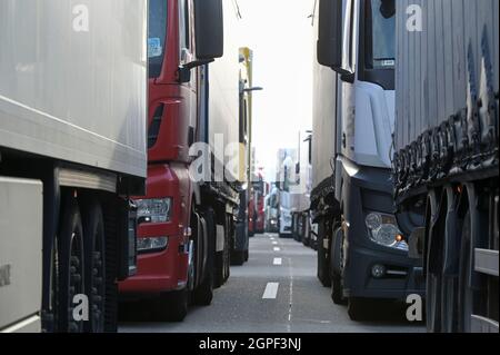 Allemagne, Helmstedt, camions dans l'embouteillage sur Autobahn A2 Banque D'Images