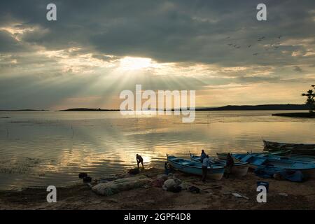 Golyazi, Turquie - 13 juin 2021 : les pêcheurs se préparent au coucher du soleil. Les pêcheurs préparent leurs bateaux pour la pêche lors d'une soirée nuageux. Banque D'Images