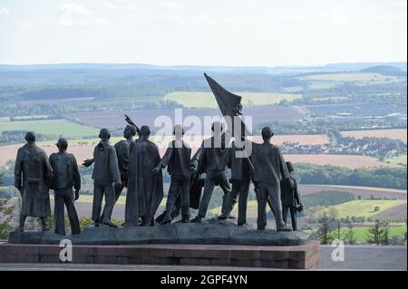 ALLEMAGNE, Weimar, camp de concentration nazi Buchenwald 1937-1945, site commémoratif avec sculpture avec prisonnier par le sculpteur Fritz Cremer inauguré en 1958 pendant le temps de la RDA / DEUTSCHLAND, Weimar, Konzentrationslager KZ Buchenwald, eines de guerre der größten Konzentrationslager auf deutschem Boden. Es wurde zwischen Juli 1937 und April 1945 auf dem Ettersberg BEI Weimar von der SS betrieben, Gedenkstätte eingeweiht 1958 in der DDR Zeit mit einer Skulptur mit Häftlingen von Bildhauer Fritz Cremer Banque D'Images