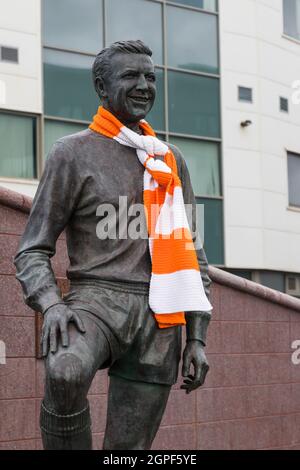 La statue de Jimmy Armfield enveloppée dans un foulard orange et blanc vu à l'extérieur du stade de Bloomfield Road, stade du club de football de Blackpool en septembre 2021 Banque D'Images