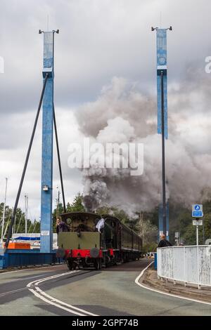 Train à vapeur traversant le pont tournant de Preston Marina sur la ligne Ribble Steam Railway dans le Lancashire vu en septembre 2021. Banque D'Images