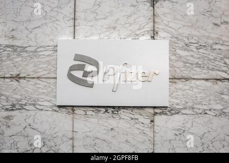 New York, NY, US - 24 août 2021 : bureau Pfizer à Manhattan. Pfizer est une société pharmaceutique multinationale américaine. Banque D'Images