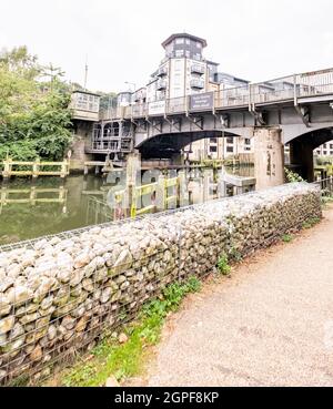 Norwich, Norfolk, Royaume-Uni – septembre 11 2021. Vue sur le pont de Carrow Road au-dessus de la rivière Wensum depuis le sentier de la rivière Banque D'Images
