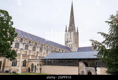 Norwich, Norfolk, Royaume-Uni – septembre 11 2021. La cathédrale de Norwich et la célèbre flèche capturée à la cathédrale de la fermeture Banque D'Images