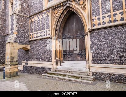 Norwich, Norfolk, Royaume-Uni – septembre 11 2021. La porte en bois de l'une des entrées latérales de St Andrews Hall, un ancien bâtiment historique dans la ville nous Banque D'Images