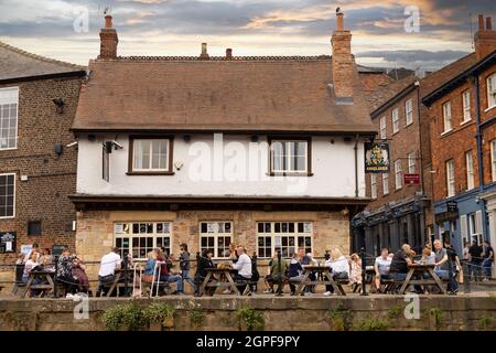 Pub anglais ; les personnes buvant devant le pub Kings Arms le soir, pub médiéval du XVIIe siècle sur les rives de la rivière Ouse, York, Yorkshire, Royaume-Uni Banque D'Images