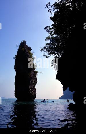 THAÏLANDE, PARC NATIONAL D'AO PHANG NGA, EXCURSION EN KAYAK DANS LA MER D'ANDAMAN, MR Banque D'Images