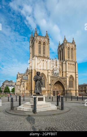 Cathédrale de Bristol, vue depuis Deanery Road sur la face ouest de la cathédrale de la ville, Bristol, Angleterre, Royaume-Uni Banque D'Images