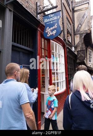 Les gens avec des enfants à la Shambles Sweet Shop, The Shambles, York UK Banque D'Images