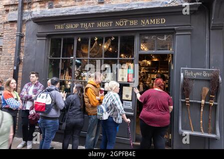 Harry Potter Shop, The Shambles York UK ; les gens font la queue devant « la boutique qui ne doit pas être nommée », sur le thème des films Harry Potter, York Angleterre Royaume-Uni Banque D'Images