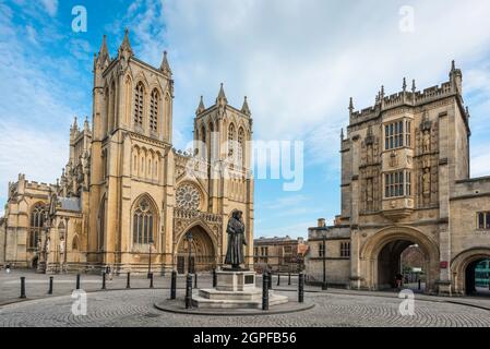 Cathedral UK, vue sur la double tour à l'ouest de la cathédrale de la ville et sur la maison d'hôtes norman Abbey Gatehouse, Bristol, Avon, Angleterre, Royaume-Uni Banque D'Images