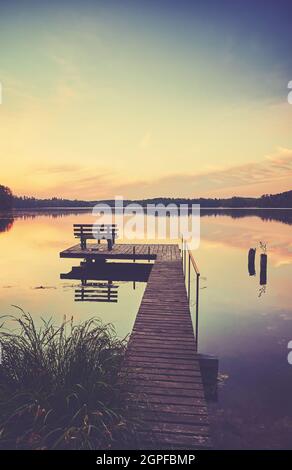 Lac Lipie avec jetée en bois au coucher du soleil, couleurs appliquées, Pologne. Banque D'Images