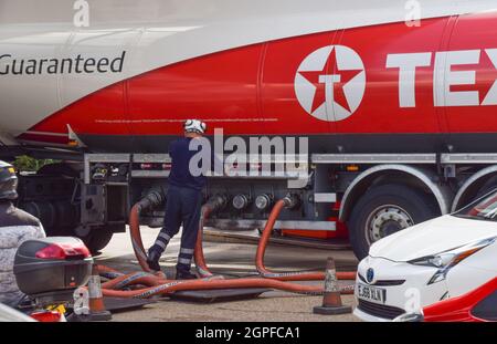 Londres, Royaume-Uni. 29 septembre 2021. Livraison de carburant à une station Texaco dans le centre de Londres à l'occasion de la réouverture des stations-service. De nombreuses stations ont manqué d'essence en raison d'une pénurie de chauffeurs routiers liés au Brexit, ainsi que d'achats de panique. Banque D'Images
