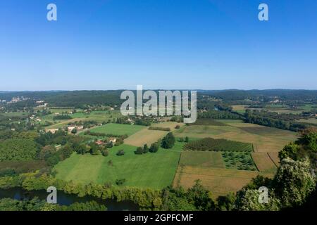 Vue panoramique sur la vallée de la Vezère depuis le village de Domme en Dordogne Banque D'Images