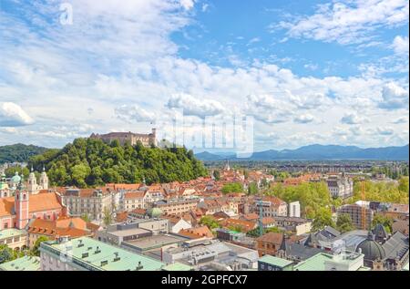 Vue sur le château de Ljubljana depuis le bâtiment Nebotičnik Banque D'Images