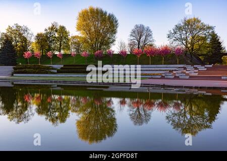 Petit lac et rosarium dans le parc de Cytadela au matin du printemps, Poznan, Pologne Banque D'Images
