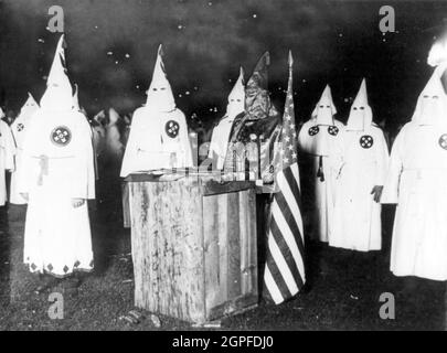 Photo d'époque vers 1920 montrant des membres du Ku Klux Klan de Chicago et de l'Illinois posant dans des robes devant un autel lors d'une réunion de minuit de 30,000 membres Banque D'Images