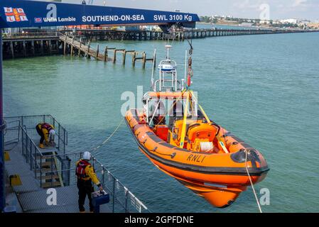 RNLI faisant l'objet d'un hestoat jusqu'à la station du canot de sauvetage à l'extrémité de Southend Pier à Southend on Sea, Essex, Royaume-Uni. Lancement d'un bateau de classe B Atlantic 85 Banque D'Images