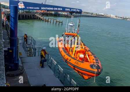 RNLI faisant l'objet d'un hestoat jusqu'à la station du canot de sauvetage à l'extrémité de Southend Pier à Southend on Sea, Essex, Royaume-Uni. Lancement d'un bateau de classe B Atlantic 85 Banque D'Images