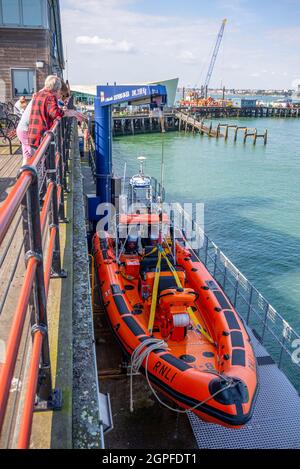 RNLI faisant l'objet d'un hestoat jusqu'à la station du canot de sauvetage à l'extrémité de Southend Pier à Southend on Sea, Essex, Royaume-Uni. Lancement d'un bateau de classe B Atlantic 85 Banque D'Images