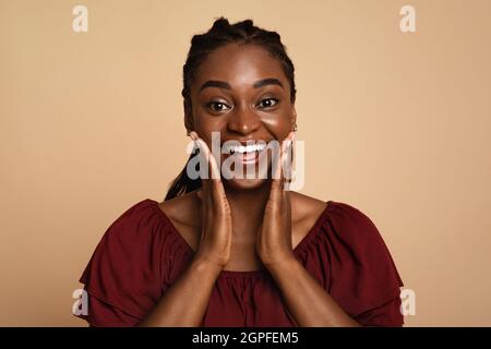 Photo de la jeune femme afro-américaine émotive, gros plan Banque D'Images