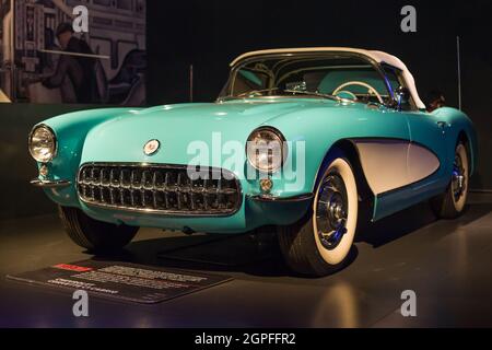 Turin, Italie - 13 août 2021 : la Corvette C1 Cabrio 1957 de Chevrolet a été présentée au Musée national de l'automobile (MAUTO) à Turin, en Italie. Banque D'Images