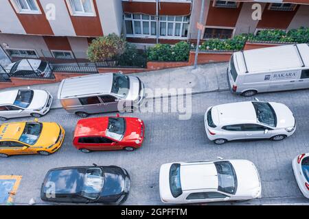 Beyoglu, Istanbul, Turquie - 07.04.2021: Grand angle de beaucoup de voitures colorées causant des embouteillages sur une rue latérale avec la route de descente Banque D'Images
