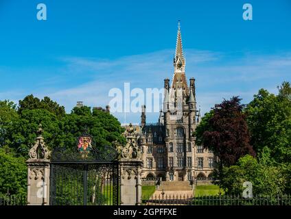 Scots style baronial Fettes College, bâtiment indépendant de l'école par David Bryce, le jour ensoleillé avec porte en fer forgé ornée, Édimbourg, Écosse, Royaume-Uni Banque D'Images