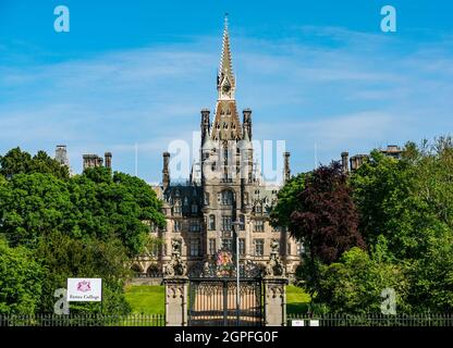 Scots style baronial Fettes College, bâtiment indépendant de l'école par David Bryce, le jour ensoleillé avec porte en fer forgé ornée, Édimbourg, Écosse, Royaume-Uni Banque D'Images