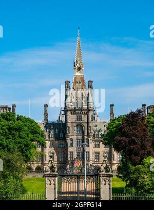 Scots style baronial Fettes College, bâtiment indépendant de l'école par David Bryce, le jour ensoleillé avec porte en fer forgé ornée, Édimbourg, Écosse, Royaume-Uni Banque D'Images