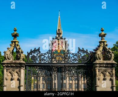 Scots style baronial Fettes College, bâtiment indépendant de l'école par David Bryce, le jour ensoleillé avec porte en fer forgé ornée, Édimbourg, Écosse, Royaume-Uni Banque D'Images