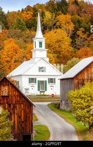 Feuillage d'automne entourant l'église méthodiste New Hope United, Waits River, Vermont, États-Unis Banque D'Images