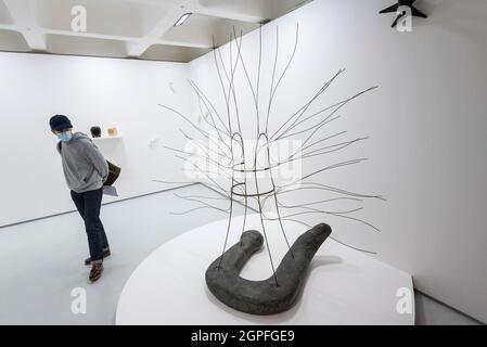 Londres, Royaume-Uni. 29 septembre 2021. Aperçu à la Barbican Art Gallery de la première grande exposition britannique du sculpteur japonais américain Isamu Noguchi en plus de 20 ans. Noguchi a travaillé à travers l'architecture, les décors de théâtre, les modèles de terrain de jeu, l'éclairage et le mobilier dans une variété de matériaux et est considéré comme l'un des artistes les plus expérimentaux et importants du XXe siècle. L'exposition se déroule du 30 septembre au 9 janvier 2022. Credit: Stephen Chung / Alamy Live News Banque D'Images