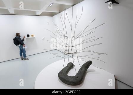 Londres, Royaume-Uni. 29 septembre 2021. Aperçu à la Barbican Art Gallery de la première grande exposition britannique du sculpteur japonais américain Isamu Noguchi en plus de 20 ans. Noguchi a travaillé à travers l'architecture, les décors de théâtre, les modèles de terrain de jeu, l'éclairage et le mobilier dans une variété de matériaux et est considéré comme l'un des artistes les plus expérimentaux et importants du XXe siècle. L'exposition se déroule du 30 septembre au 9 janvier 2022. Credit: Stephen Chung / Alamy Live News Banque D'Images