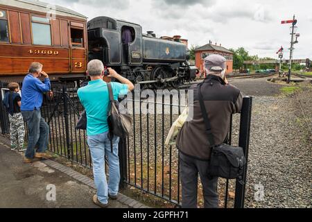 Les visiteurs photographient une machine à vapeur à la gare de Kidderminster, Severn Valley Railway, dans le Worcestershire. Banque D'Images